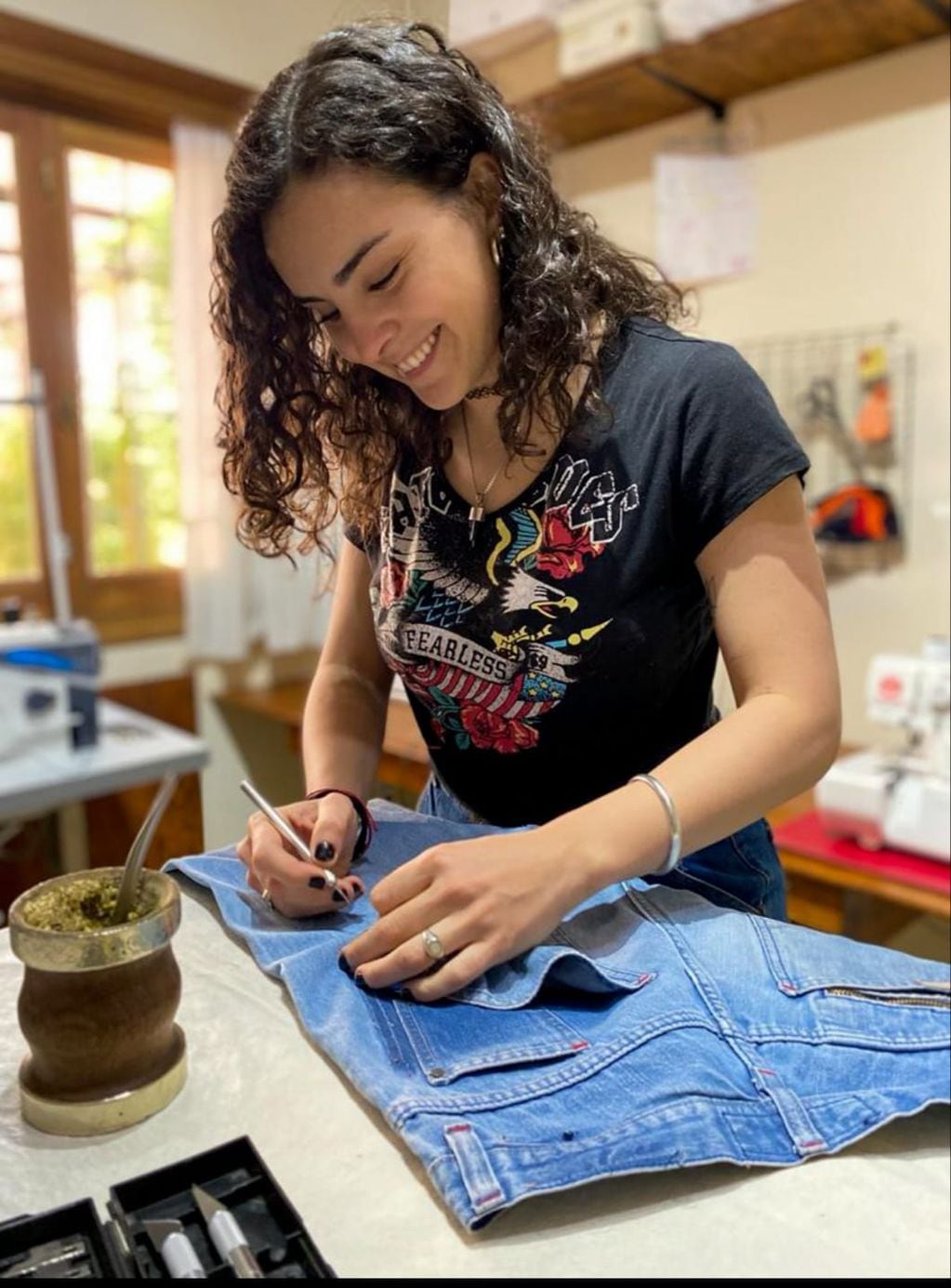 Ella es Bianca Fazio, la joven que utiliza jean viejos para crear nuevas prendas de ropa.