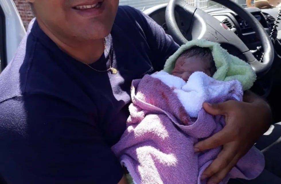 La policía asistió a una madre que dio a luz a la vera de la Autopista