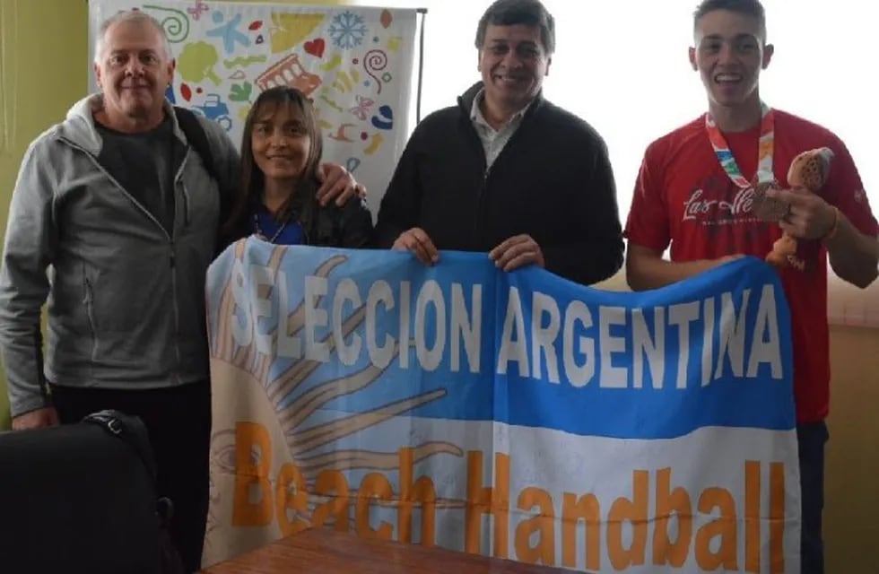 Nicolás Diéguez, medalla de bronce en beach handball en los Juegos Olímpicos de la Juventud-Buenos Aires 2018, junto a su familia y el intendente de Las Heras, Daniel Orozco.