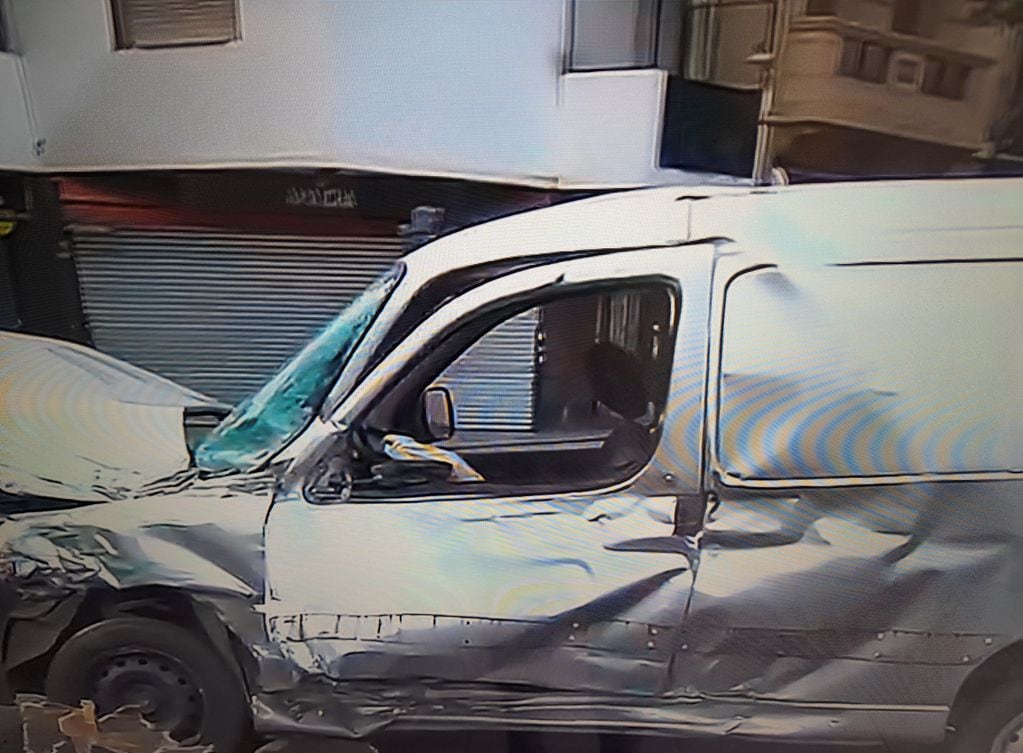 La imagen de cómo quedó la camioneta gris utilitaria que impactó contra el colectivo. Foto A24. Captura de pantalla.