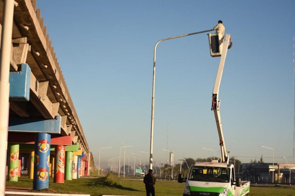 Personal municipal reparando las luminarias del Viaducto sobre la Autovía de la Ruta Nacional 16.