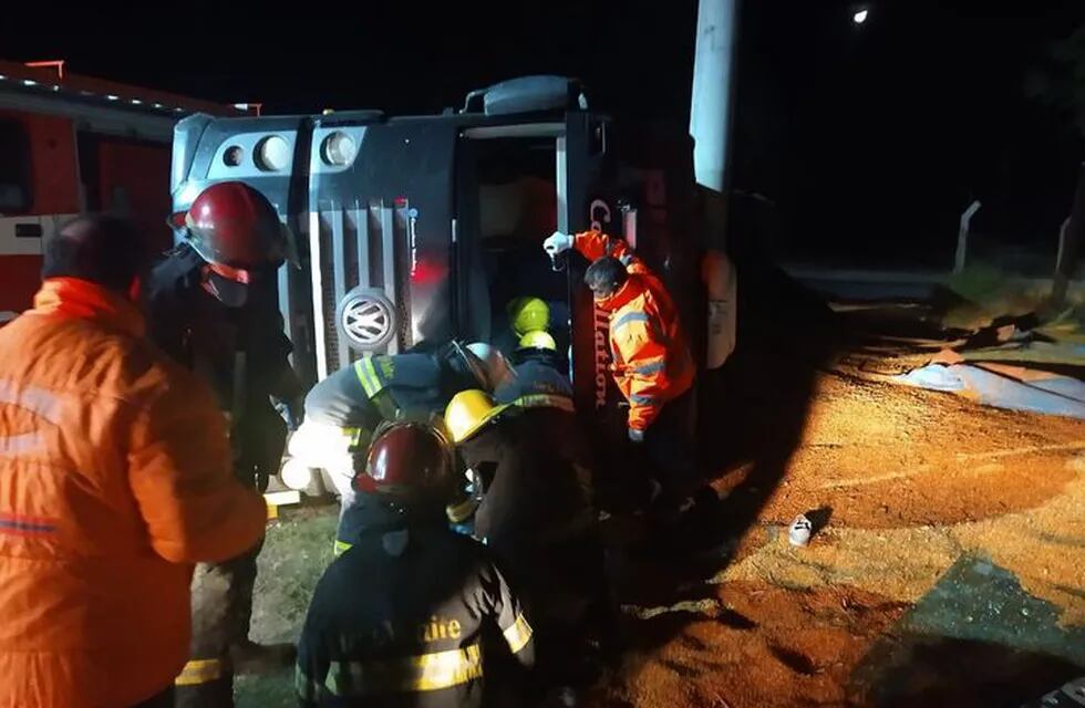 Los bomberos rescataron al chofer de un camión volcado