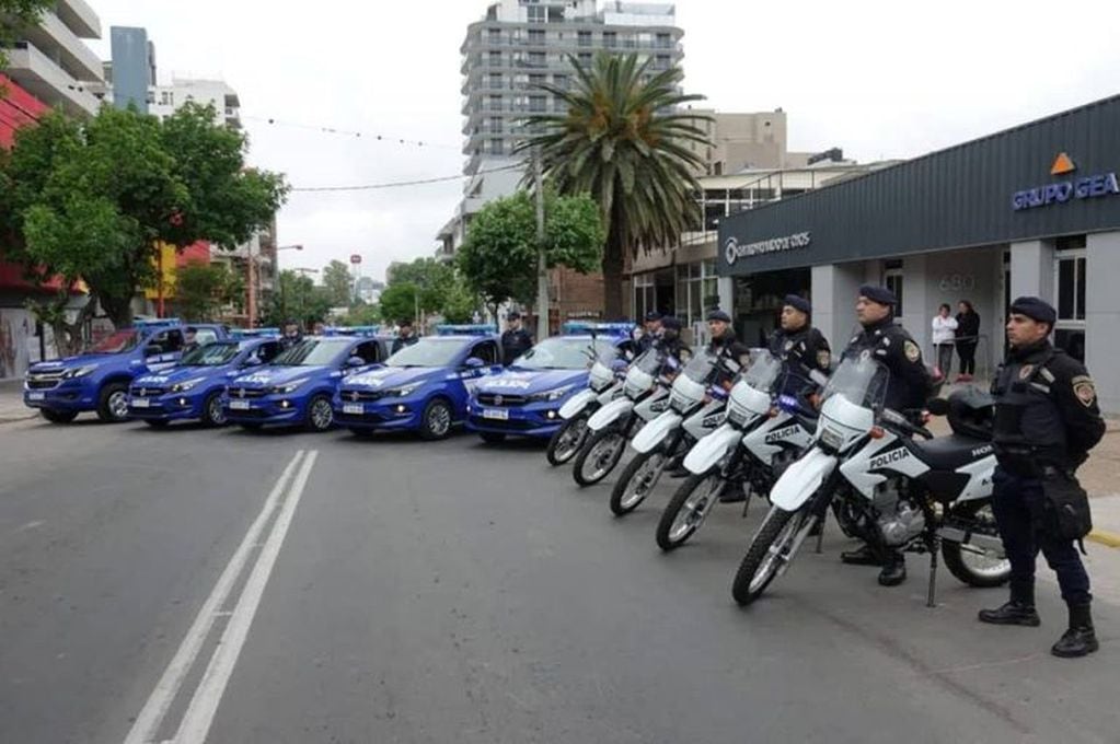 Entrega de vehículos nuevos a la policía