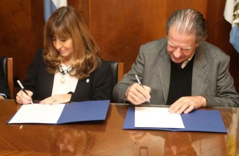Elisabeth Crescitelli, ministra de Salud, Desarrollo Social y Deportes,  Jorge Nanclares, presidente de la Suprema Corte de Justicia de Mendoza.