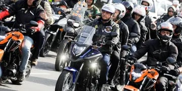 Jair Bolsonaro encabeza una caravana en moto