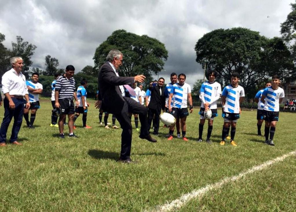 El gobernador Morales fue invitado a dar el quick inicial para dejar inaugurada la cancha de rugby  “Cesar Mario Suifi” en el predio de la Unidad Penal Nº 2 del Servicio Penitenciario  Provincial, en Alto Comedero.