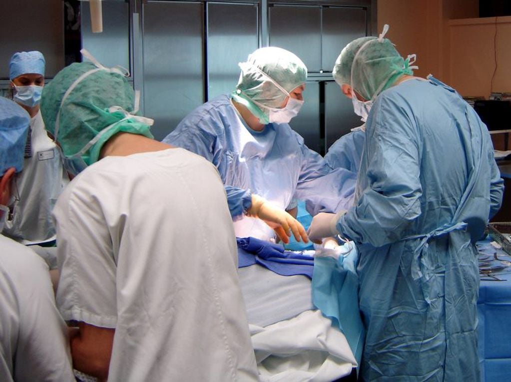 Médicos realizando una operación. Foto ilustrativa.