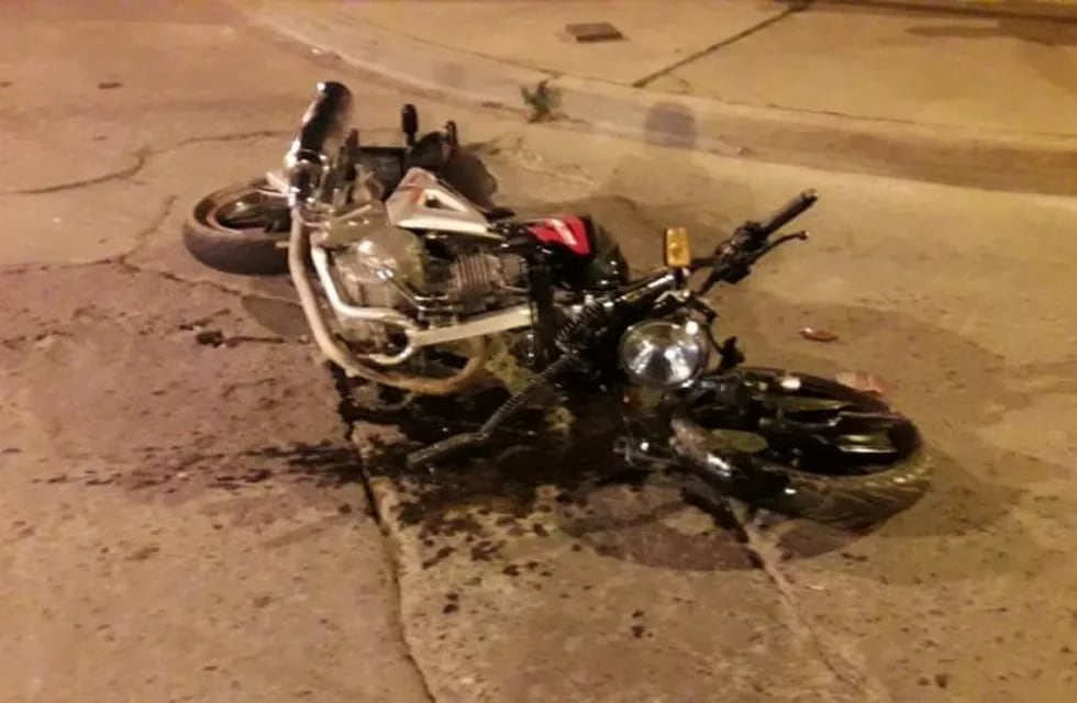 Accidente entre una moto y un auto.