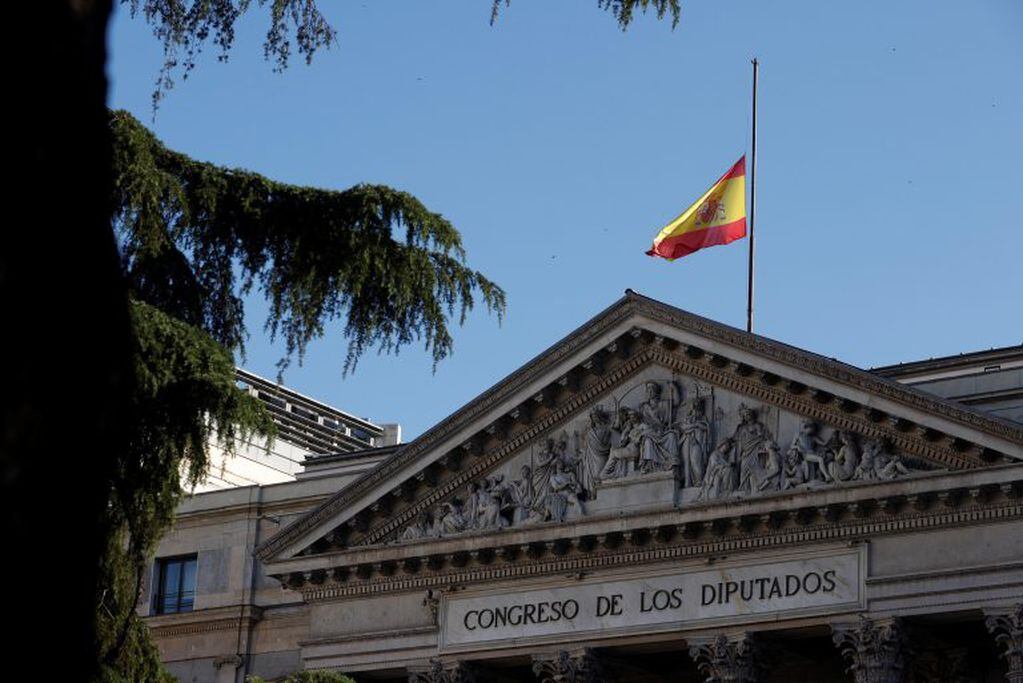 La bandera a media asta en el Congreso español (Foto: Chema Moya/EFE)