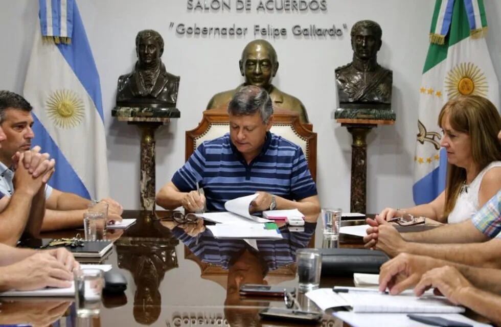 El gobernador, Domingo Peppo firmando el decreto que impide los cambios de uso de suelo.
