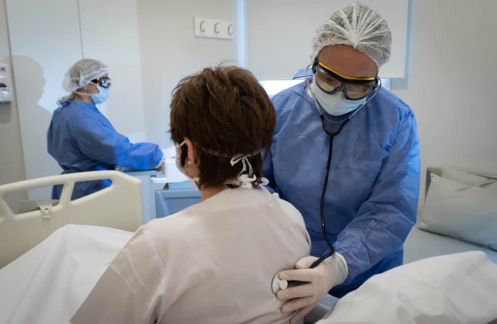 Una trabajadora de la salud examinando a una paciente con covid (Foto Foto: Ignacio Blanco)