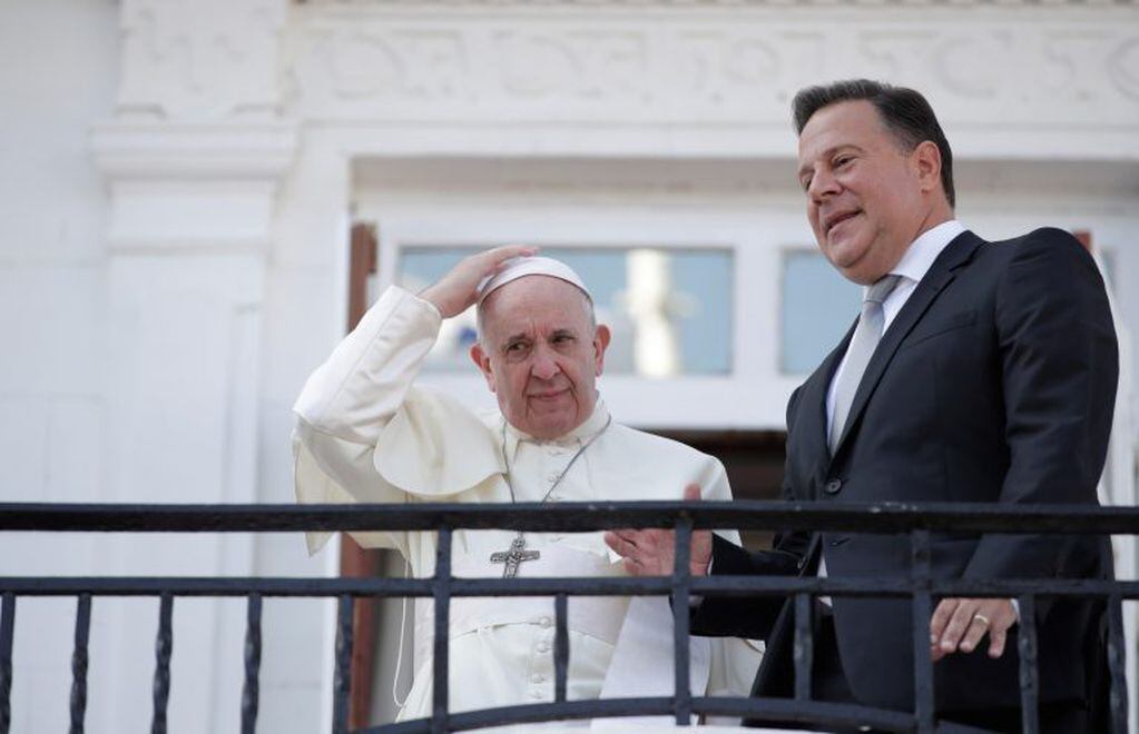El papa Francisco recibido por el presidente de Panamá Juan Carlos Varela (EFE).