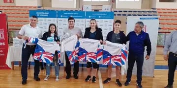 Se entregó indumentaria deportiva a 24 jóvenes que integran el “Programa Estímulo 2022” en Eldorado