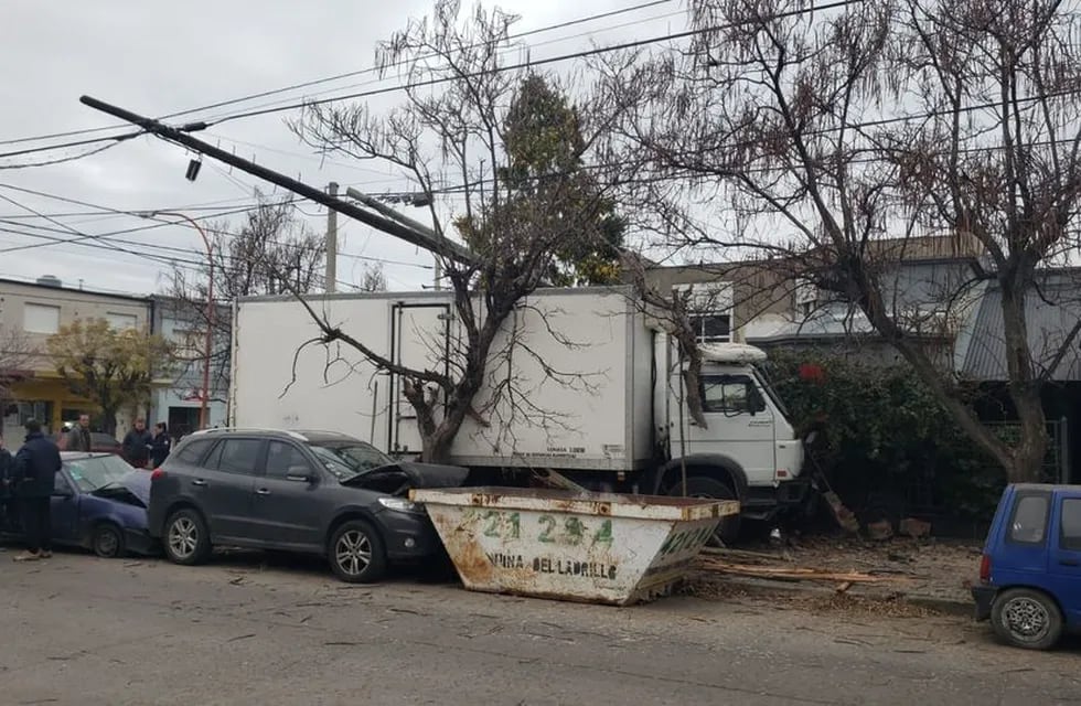 Accidente en Punta Alta: camión terminó su marcha sobre la vereda
