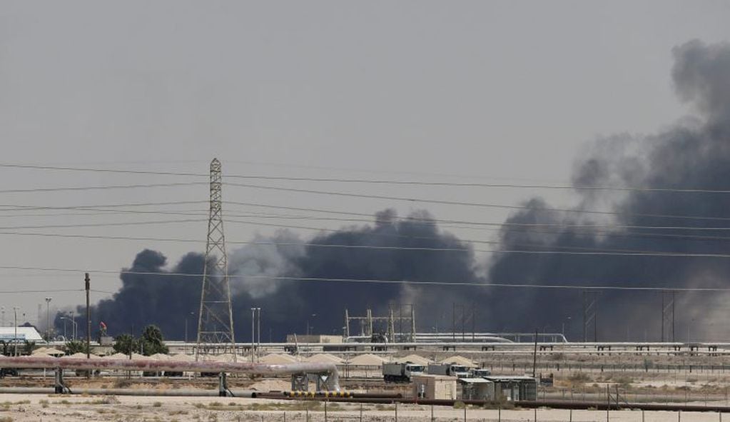 Se ve humo después del ataque las instalaciones de Aramco en la ciudad oriental de Abqaiq, Arabia Saudita, 14 de septiembre de 2019. Crédito: REUTERS / Stringer / File Photo.