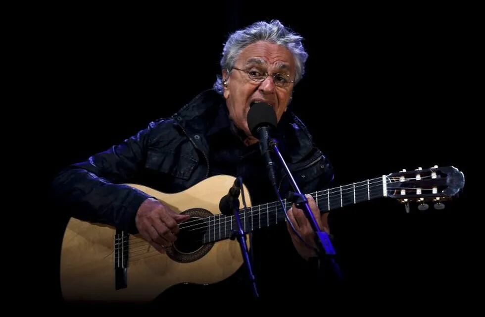 JSG03. Lisbon (Portugal), 31/07/2015.- Brazilian popular music singer  Caetano Veloso performs in concert with Gilberto Gil (not pictured) at the last day of the Cooljazz Festival in Oeiras, outskirts of Lisbon, Portugal, 31 July 2015. (Lisboa) EFE/EPA/JOSE SENA GOULAO lisboa portugal Caetano Veloso festival Cooljazz musica musico musicos cantante recital show concierto