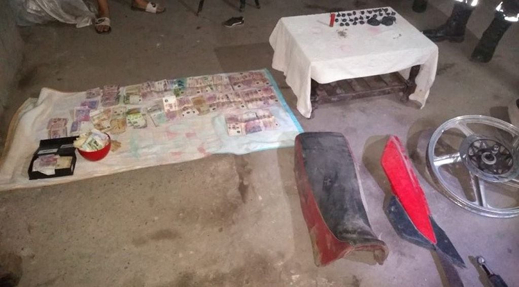 Efectivos policiales de la Banda del Río Salí secuestran drogas, motopartes y dinero (Foto: Ministerio Publico Fiscal).