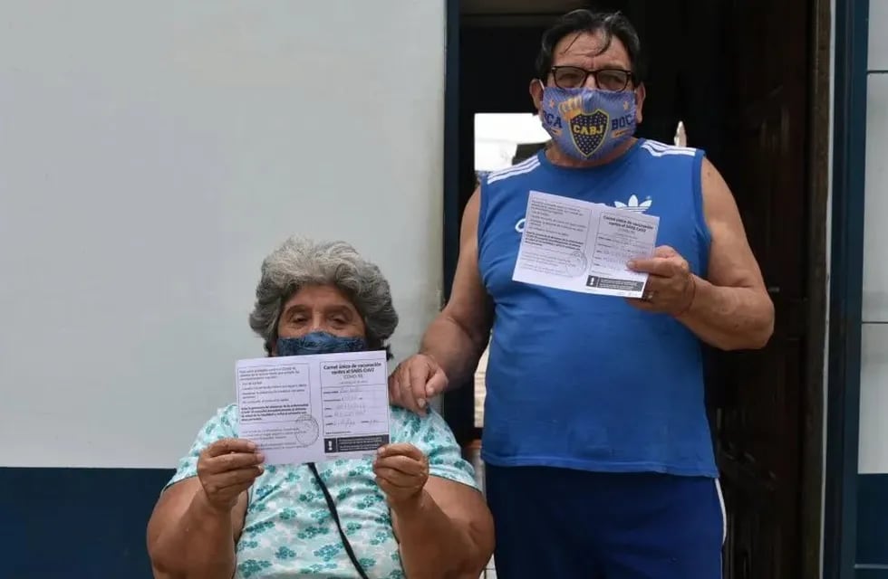 Adultos mayores y demás personas incluidas en los grupos de riesgo priorizados están recibiendo la vacuna anti covid-19 en Jujuy.