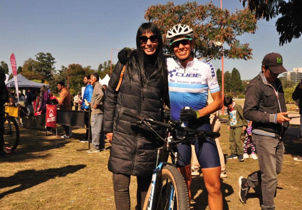 Definitivamente profeta en su tierra, Agustina Apaza recibió el saludo de la directora municipal de Deportes y Recreación, Cristina Conde, a poco de obtener un triunfo en el Abierto Argentino de Mountain Bike que se corrió en Jujuy.