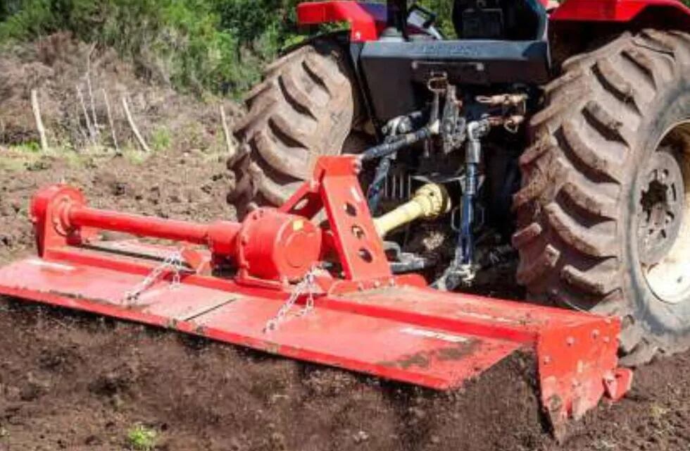 El pequeño de 10 años quedó atrapado debajo del rotovador, perdiendo la vida./