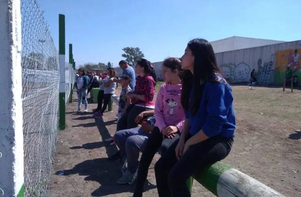 El club Amistad de Las Flores baleado, volvió este sábado a las actividades con la confección de un mural colectivo. (Facebook)