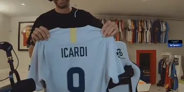 La colección de camisetas de Piqué: una especial de Messi y otra de Icardi, con broma incluida