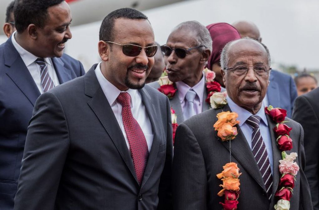 Osman Saleh Mohammed, ministro de Relaciones Exteriores de Eritrea, con el primer ministro etíope Abiy Ahmed (Web)