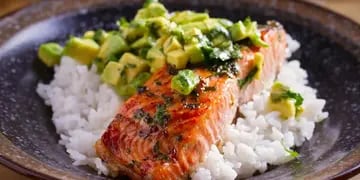 Arroz y salmón, la base de una deliciosa receta viral de Emily Mariko
