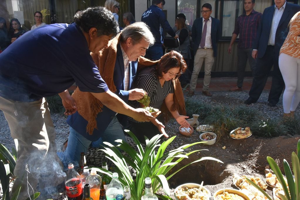 El diputado y futuro vicegobernador Alberto Bernis participó en el ritual de agradecimiento a Pachamama, en la Legislatura de Jujuy.