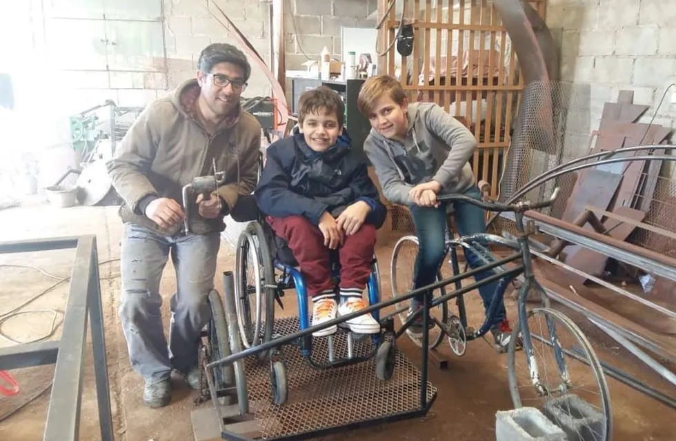 En 2018, a Simón se le ocurrió la idea de crear una bicicleta adaptada para poder andar con su amigo. (Foto TN)