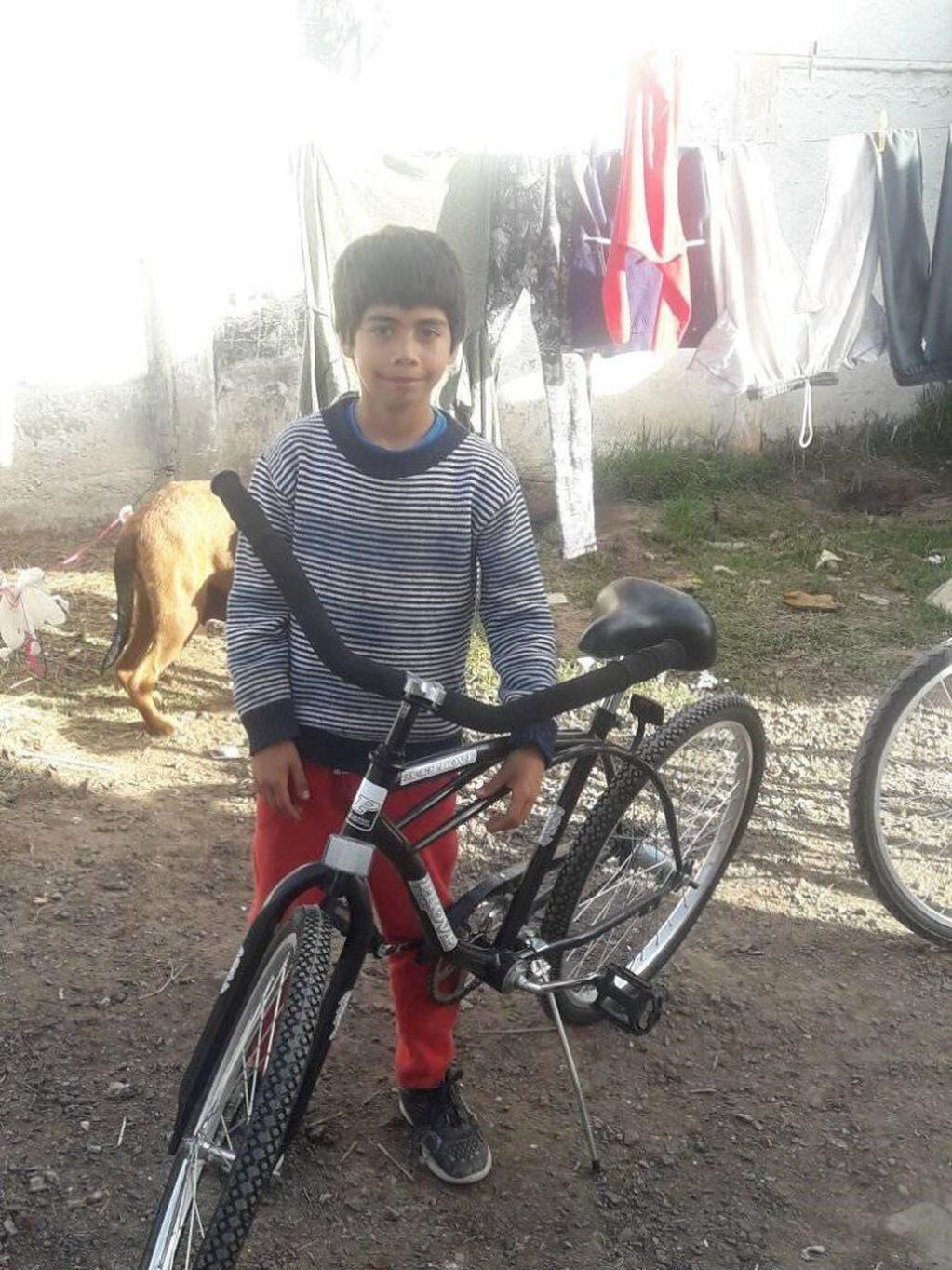 Mateo con la bicicleta donada por un vecino.