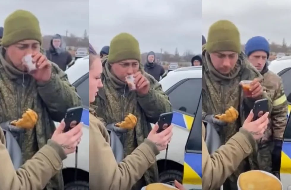 Soldado ruso se rindió y fue alimentado por ucranianos que llamaron a su familia para que sepa que está bien.