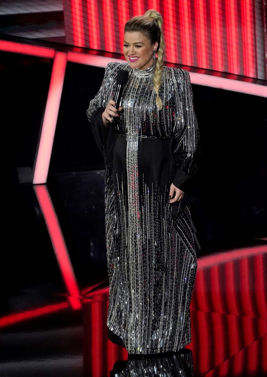 La anfitriona Kelly Clarkson optó por los brillos (AP Photo/Chris Pizzello)