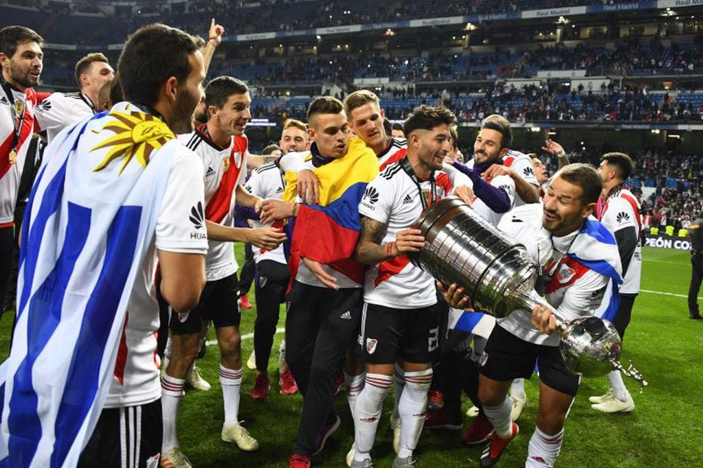 Rodrigo Mora (d) levanta la Copa Libertadores junto a sus compañeros de River. Fue el último trofeo conseguido con el club de Núñez antes de oficializar su retiro del fútbol. (Photo by Gabriel BOUYS / AFP)