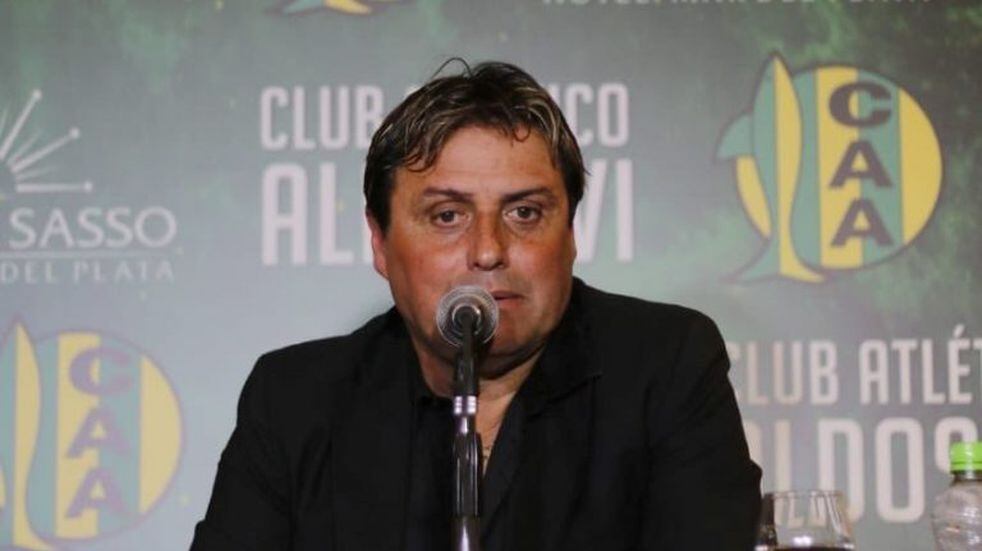 Ángel Guillermo Hoyos dirigió Aldosivi y su propuesta gustó. Es el gran candidato en Instituto (web).