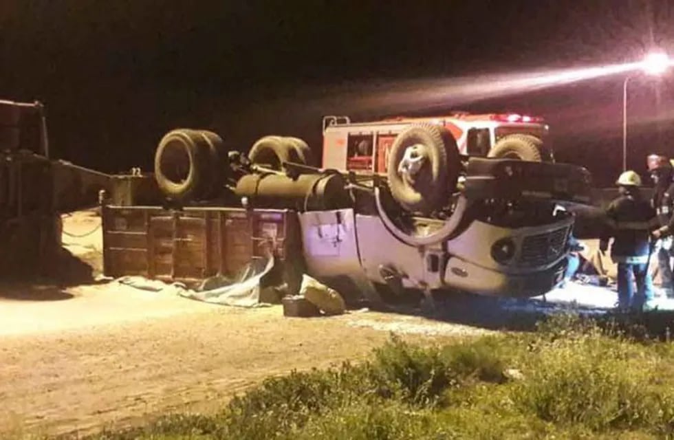 Vuelco de un camionero pampeano en Bahía Blanca (La Brújula 24)
