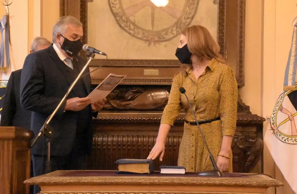 El gobernador Morales tomó juramento a María Teresa Bovi como nueva ministra de Educación de Jujuy.