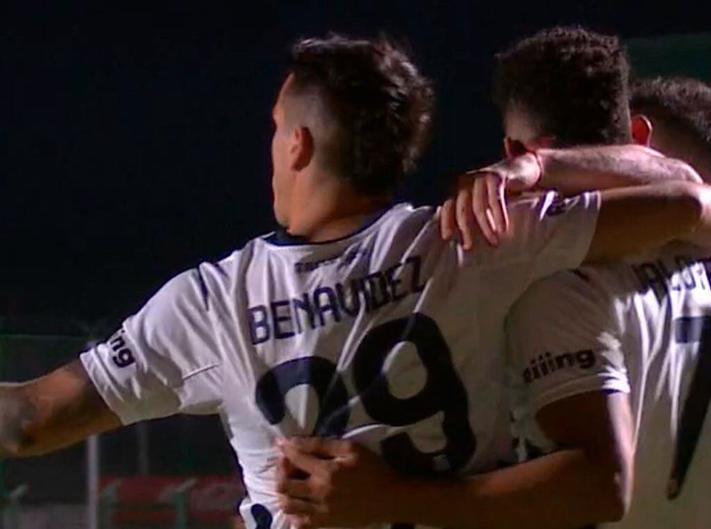 El festejo de Valoyes con Benavides en el 1-0 de Talleres en Junín ante Sarmiento. (Imagen de TV)