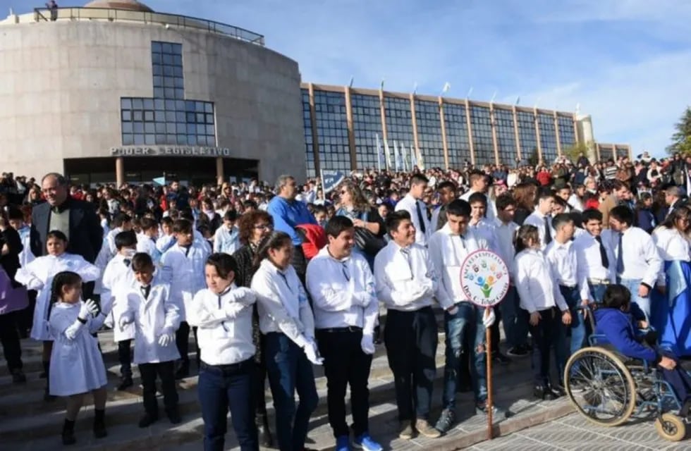 Alumnos prometieron lealtad a la Bandera Argentina en San Luis.
