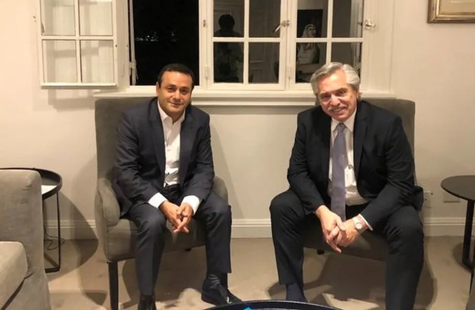 Oscar Herrera Ahuad y el presidente Alberto Fernández luego del encuentro de ayer en Olivos, en una charla privada. (Gobierno Mnes)