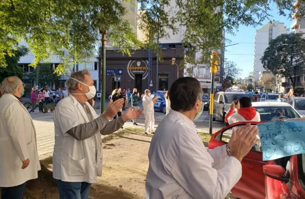 Profesionales de la salud repudiaron las imputaciones a médicos del geriátrico, e hicieron otras demandas.