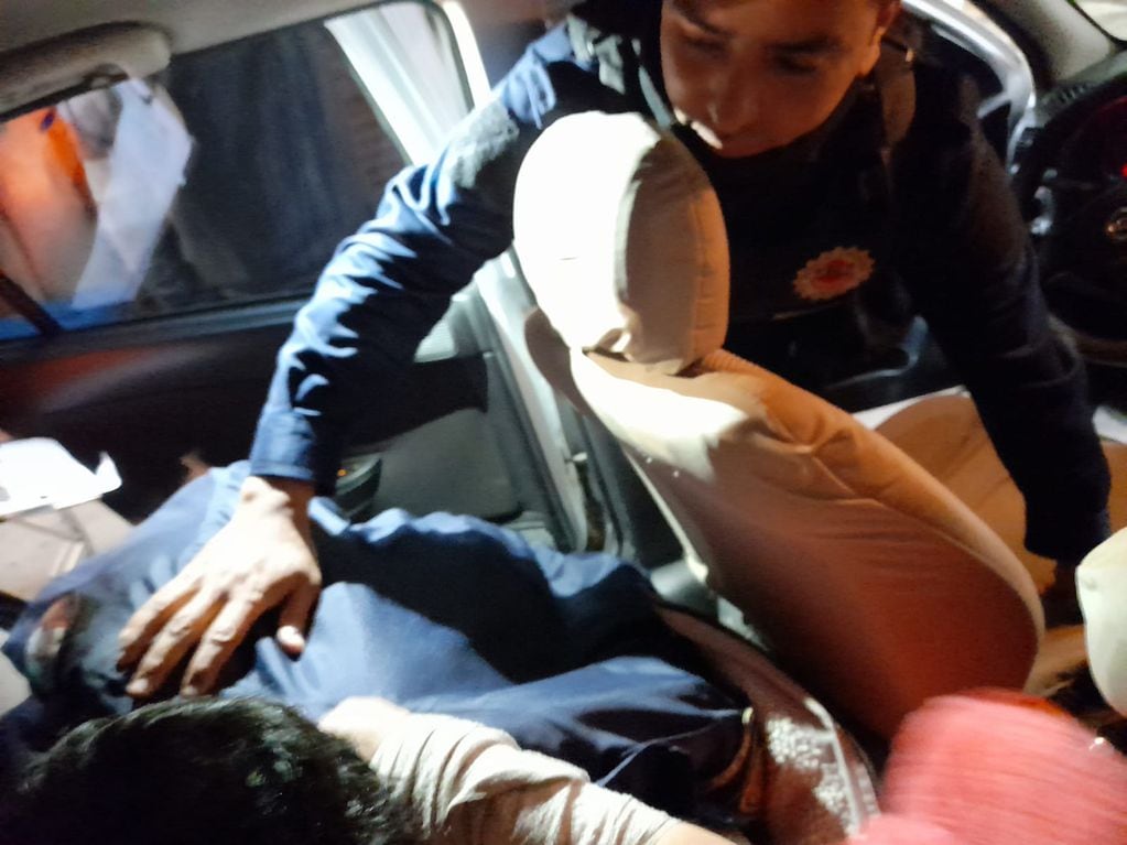 El momento en el que los policías ayudaron a la mujer a parir dentro del auto.
