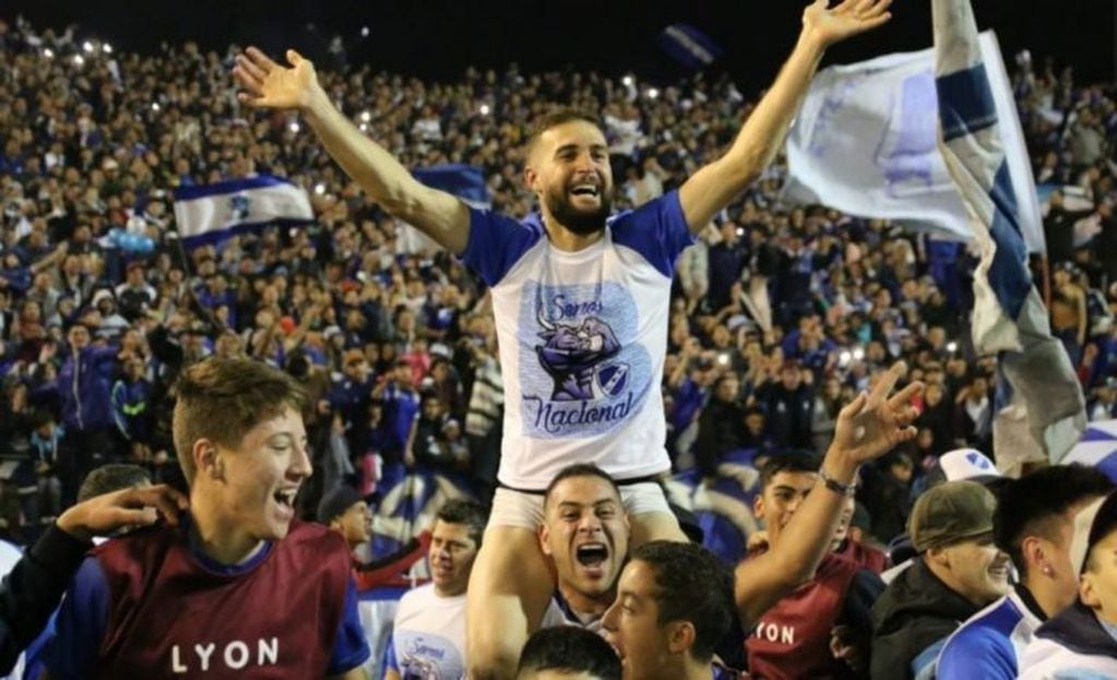 Hinchas y jugadores festejaron el triunfo en la final del 
Federal A.