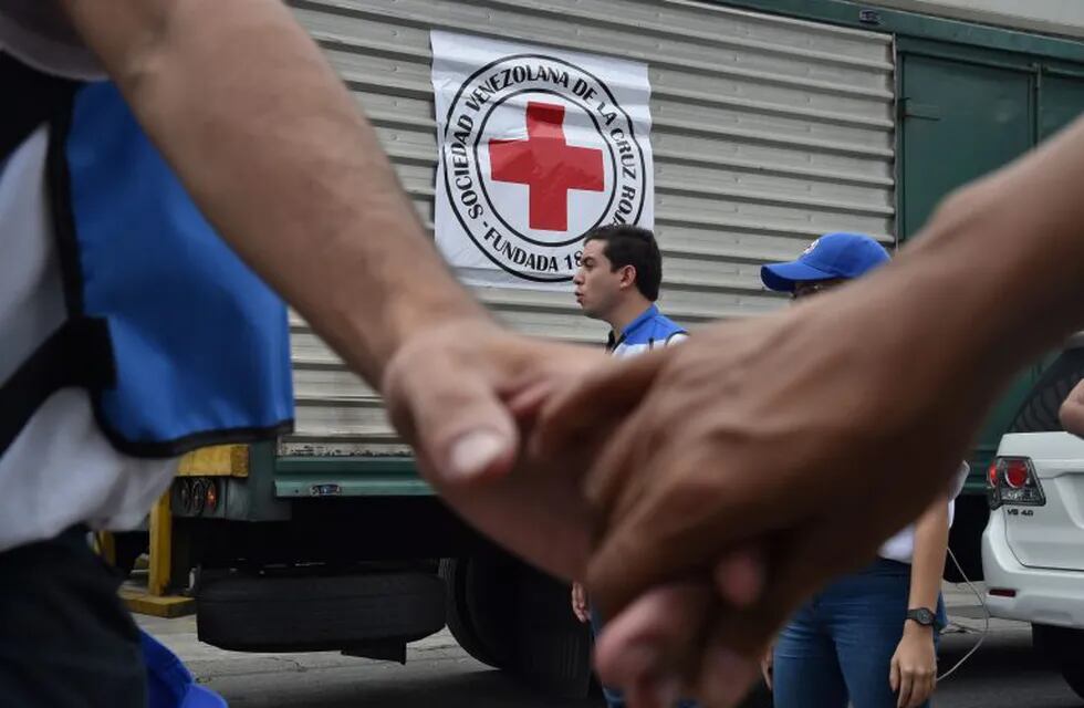 Miembros de Cruz Roja reciben la primer ayuda humanitaria