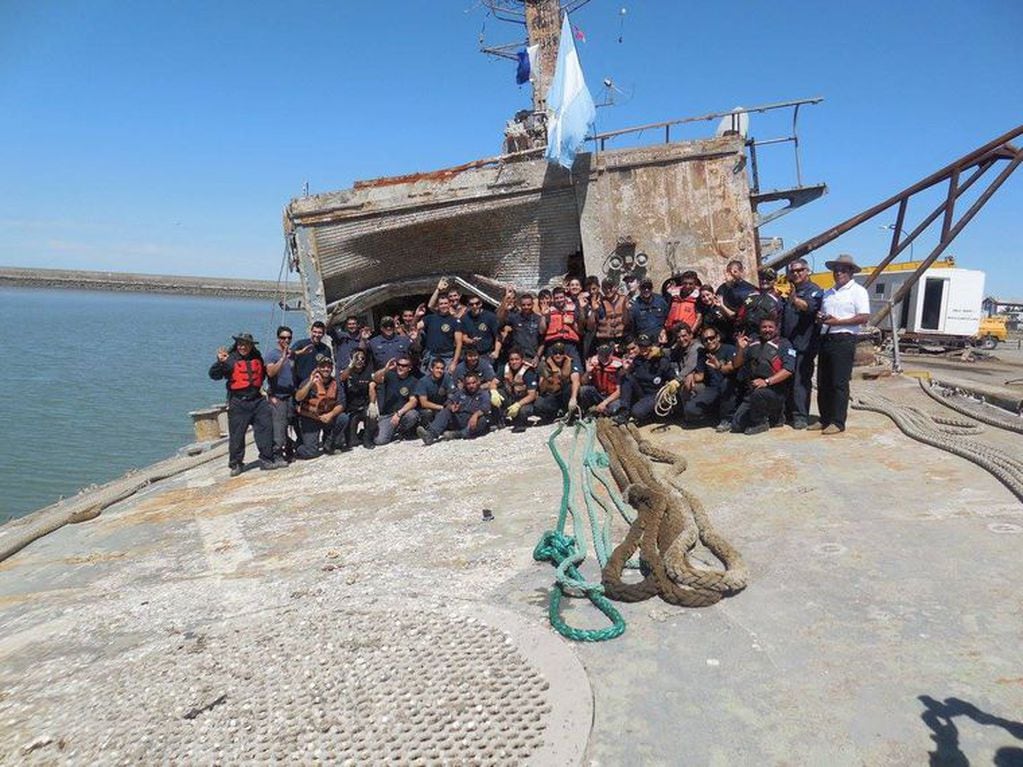 Luego de un año y algunos meses, el personal de Buzos de Salvamento de la Armada Argentina, lograron reflotar al destructor y llevarlo a dique seco.