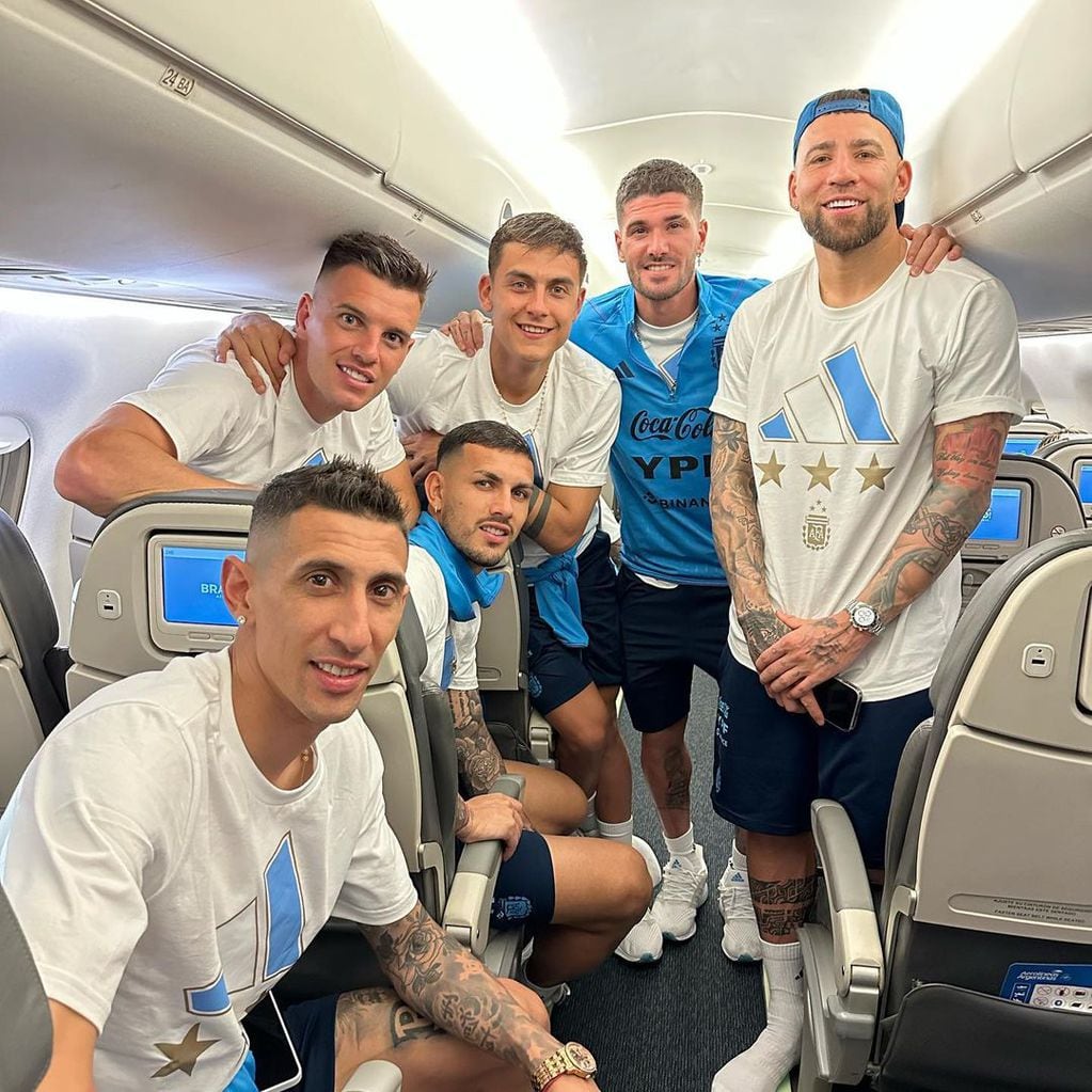 Paulo Dybala regresando a Europa luego de los festejos en Argentina.