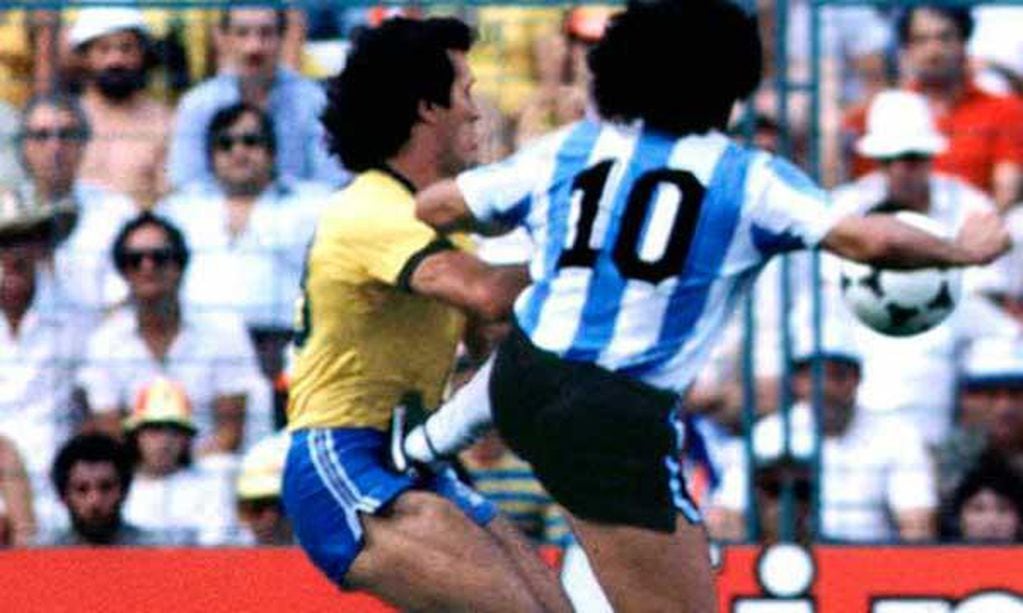 La patada criminal de Diego Maradona sobre Batista en España 1982.