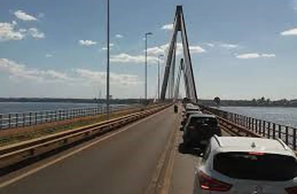 Puente Posadas Encarnación brazo de contacto entre Argentina y Paraguay. )ABC)