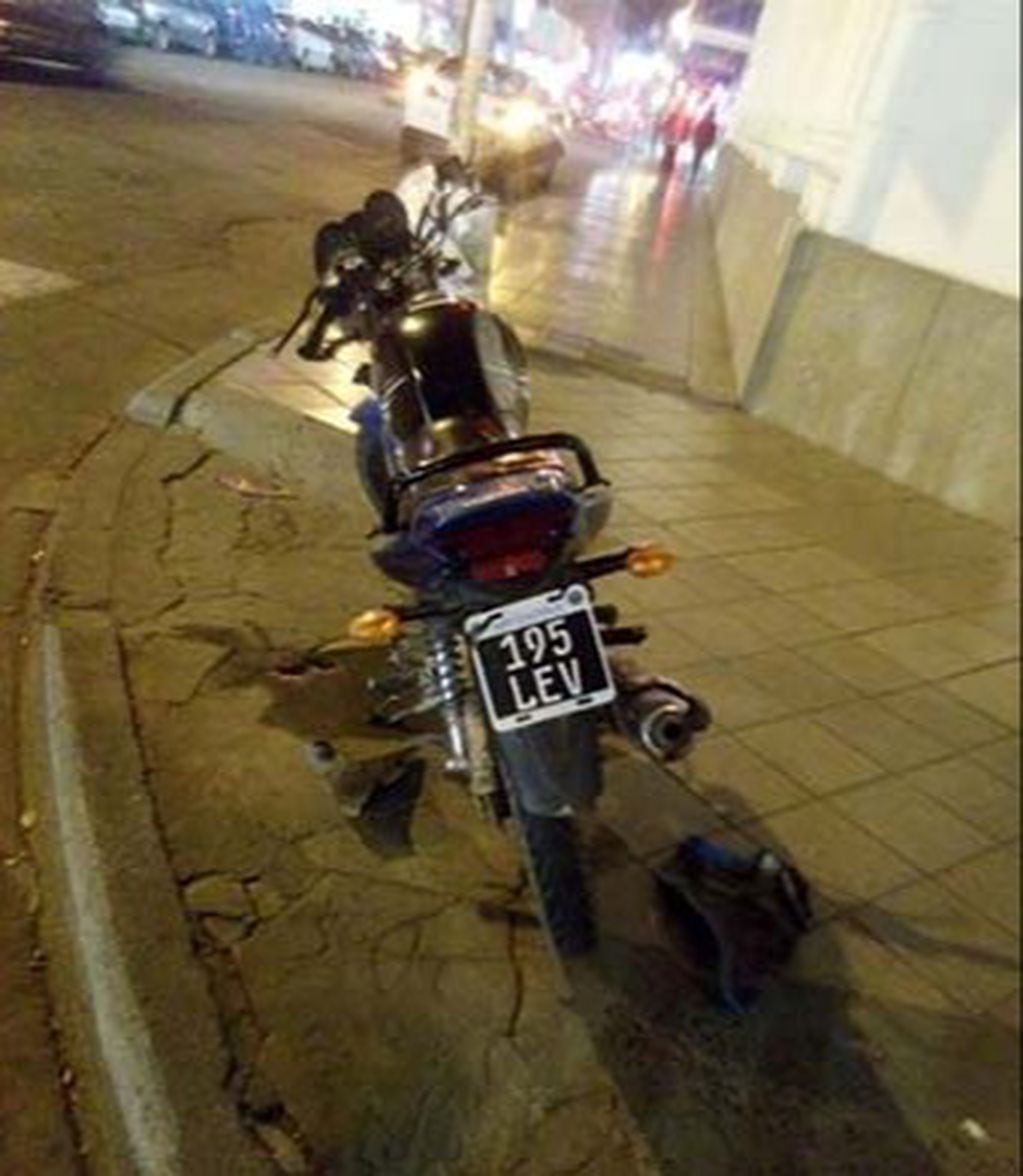 Una motociclista chocó contra un remisero