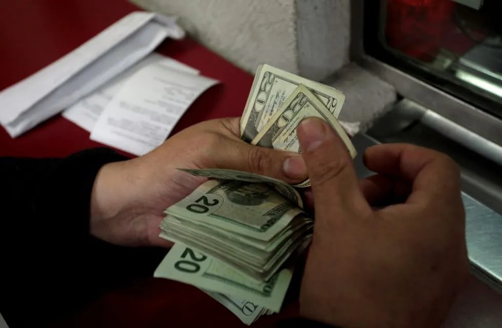 El dólar registró una caída en el estreno de las bandas. Foto: AP.